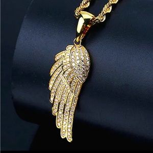 Feather pendant necklace